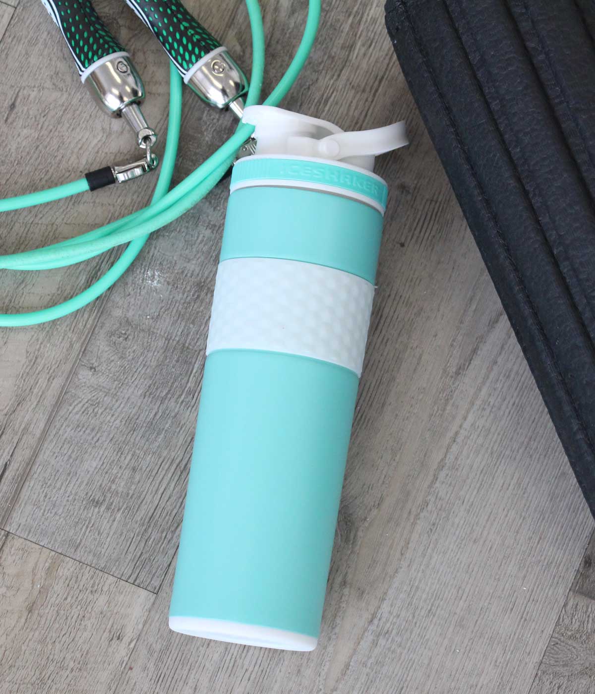 A mint 20oz Skinny Shaker with a mint-colored jump rope next to it.